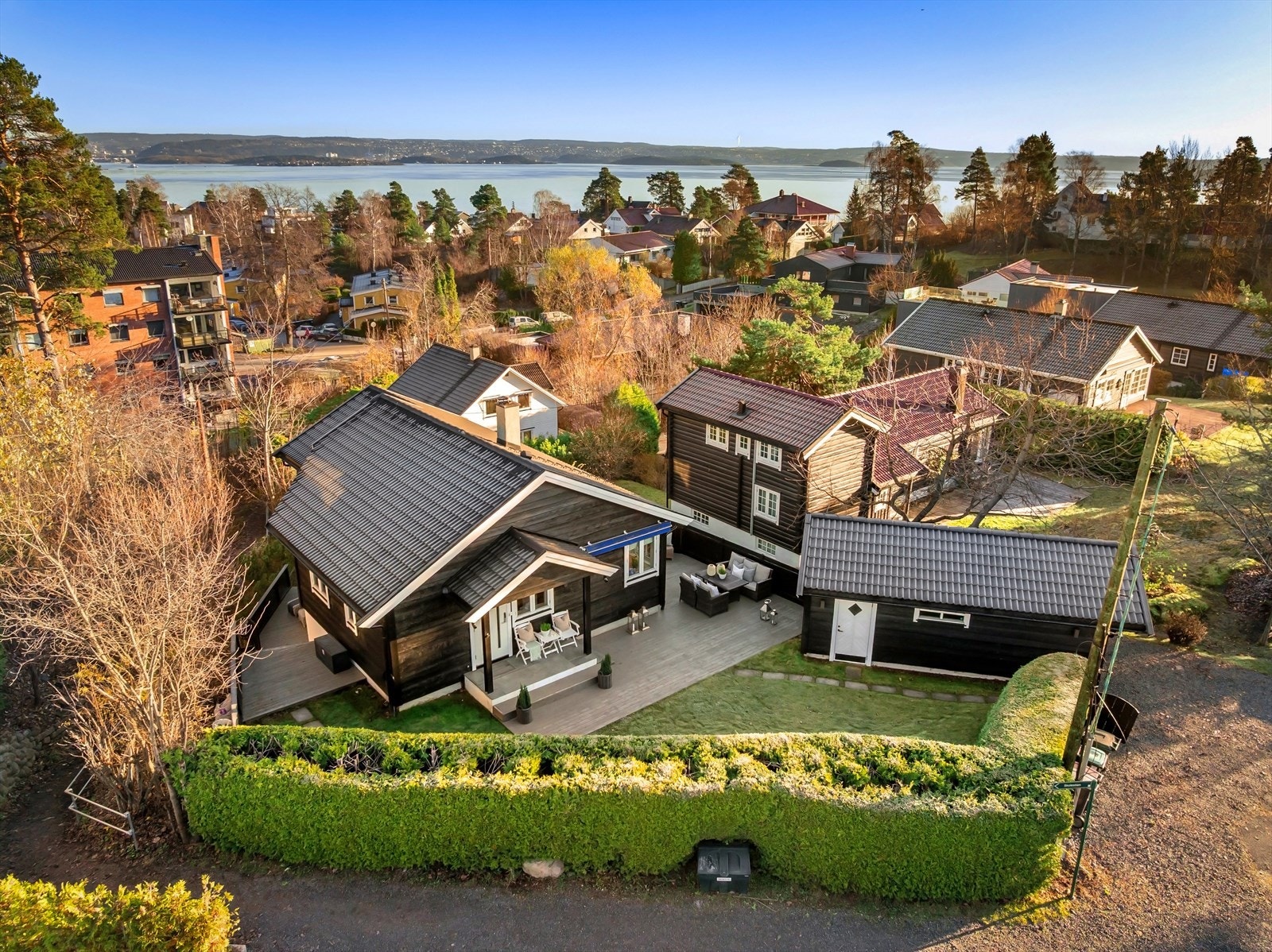 Boligen mot øst, med Pelvikveien nedenfor og fjorden mot Bygdøy og Oslo sentrum Galleribilde