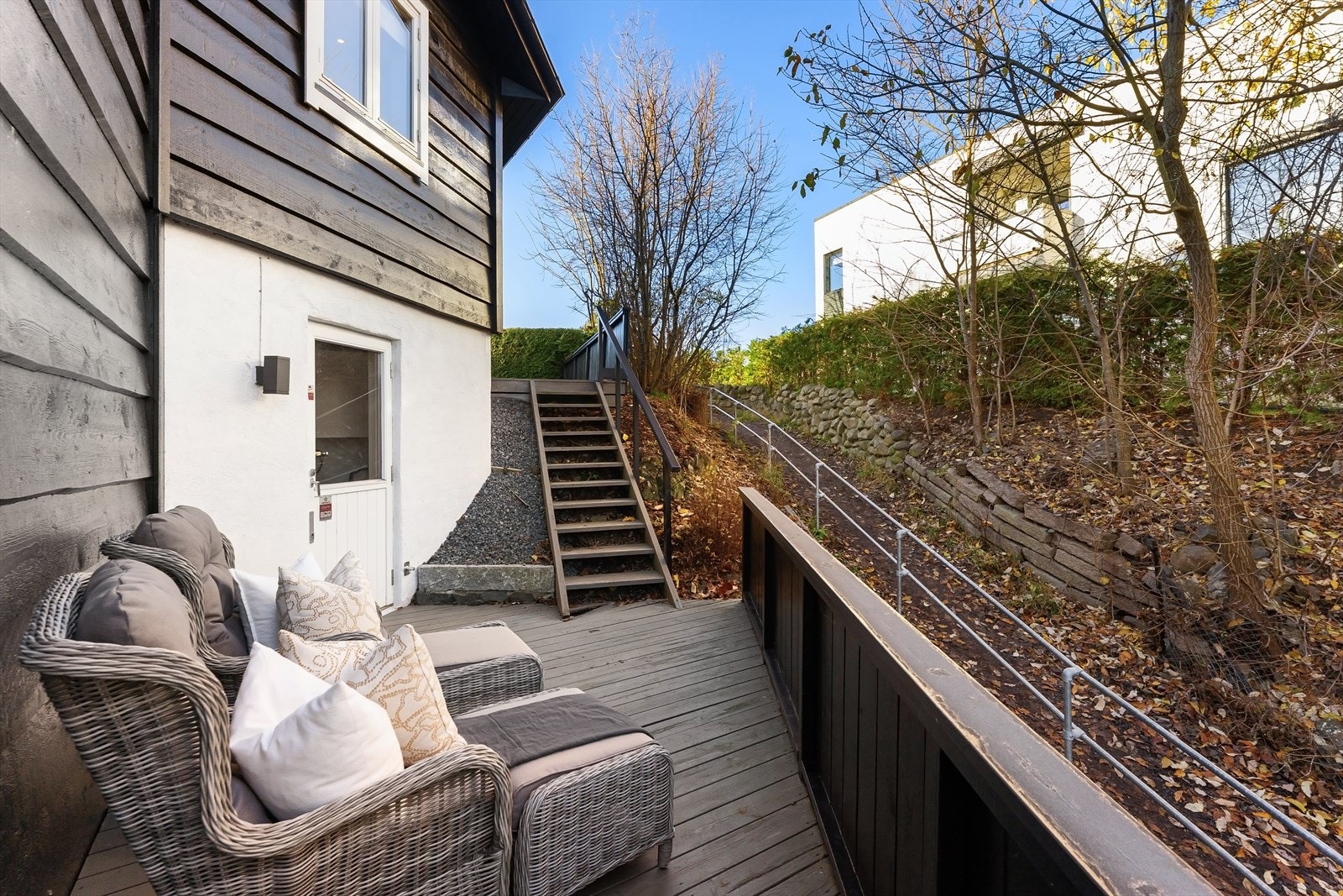 Terrasse fra vaskerom, adkomst fra øverste nivå med hovedinngang Galleribilde