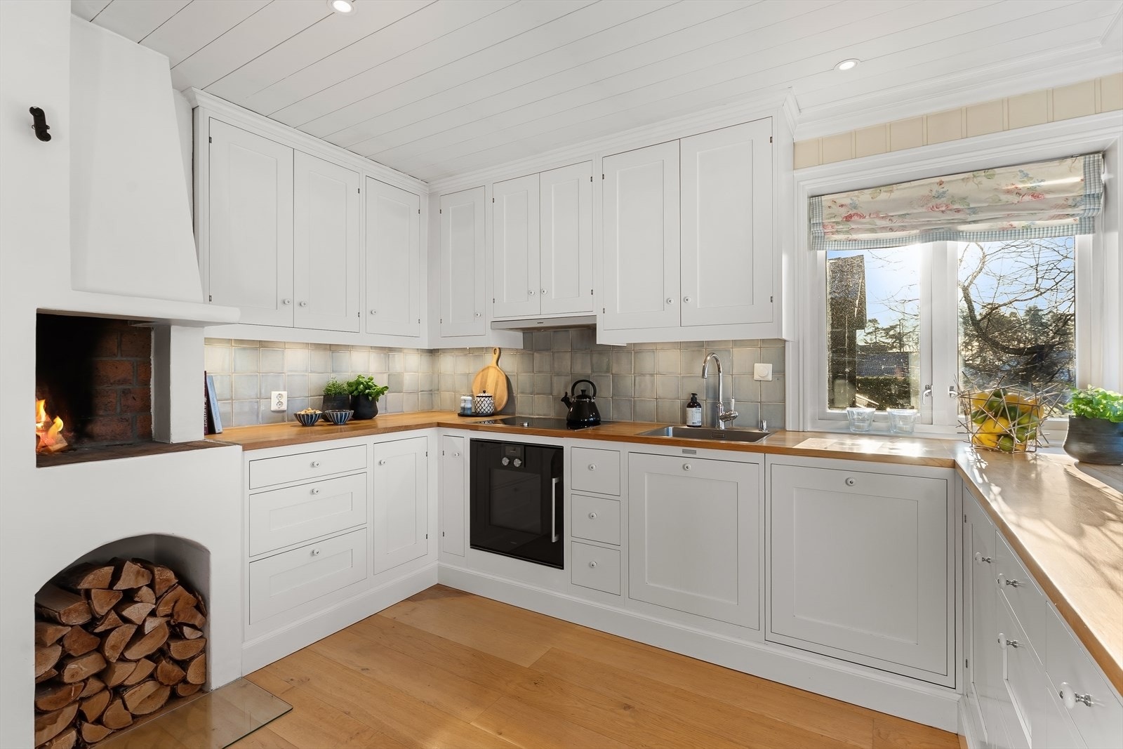 Kjøkken med peis er alltid trivelig Galleribilde