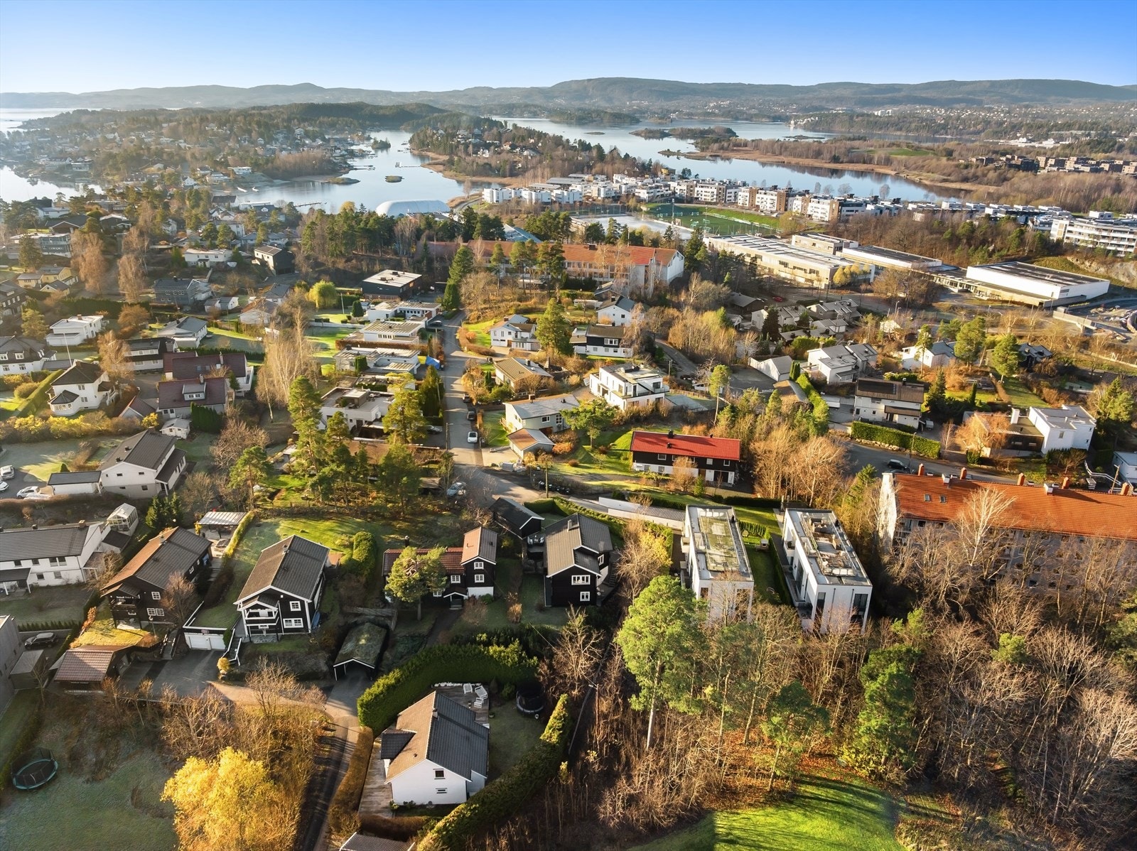 Eiendommen i forgrunnen, Snarøya skole og Hundsund rett vest Galleribilde