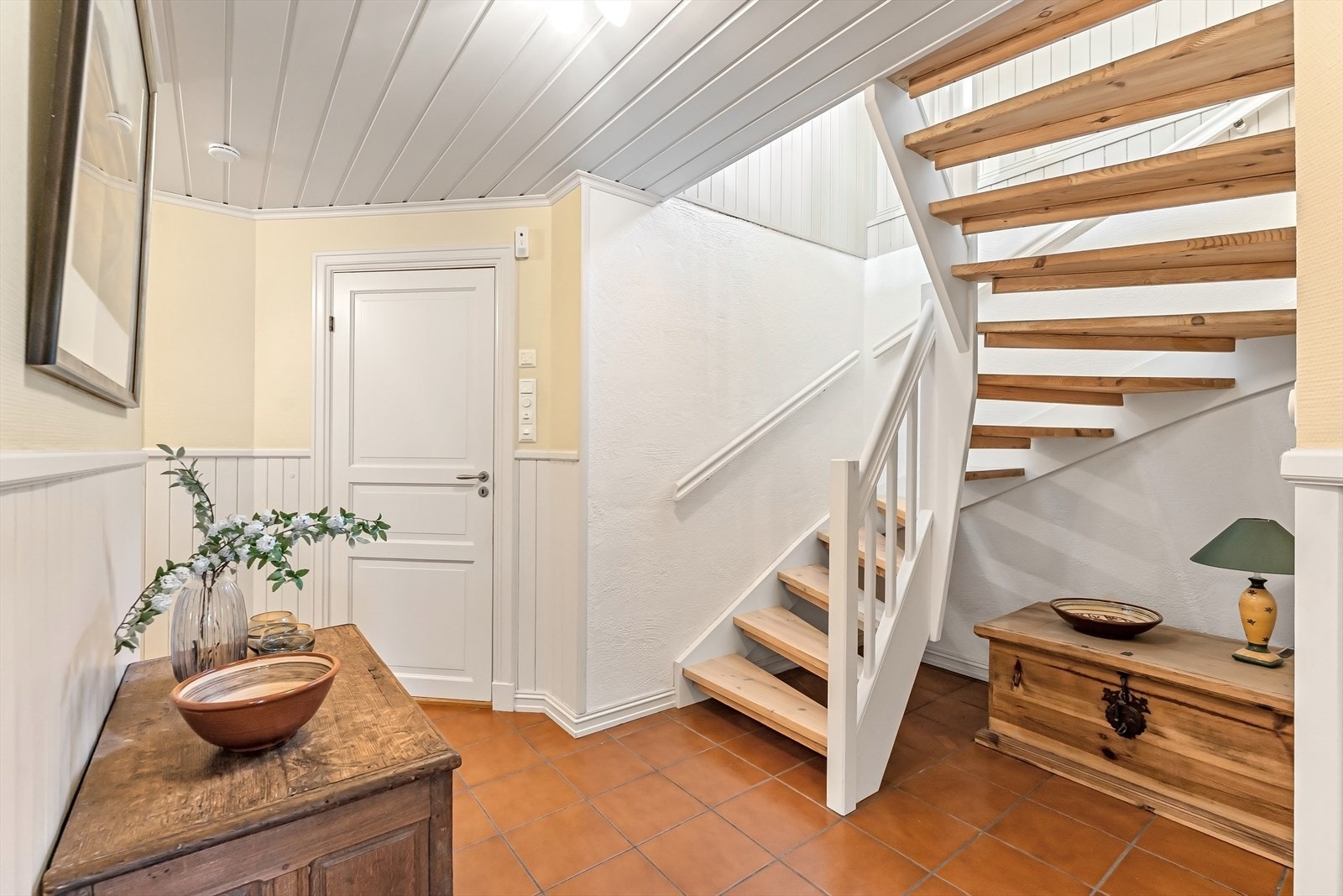 Åpent trappeløp til underetasje Galleribilde