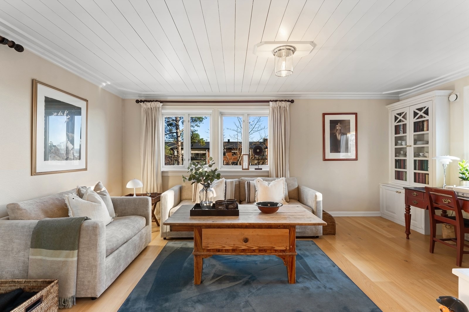 Hyggelig stue med fast innredning, eksempelvis som TV-stue Galleribilde