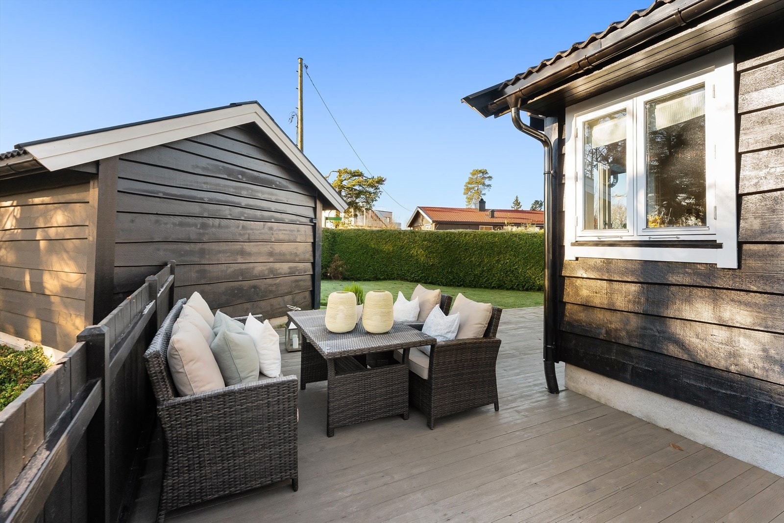 Hovedterrasse mellom garasje og huset Galleribilde