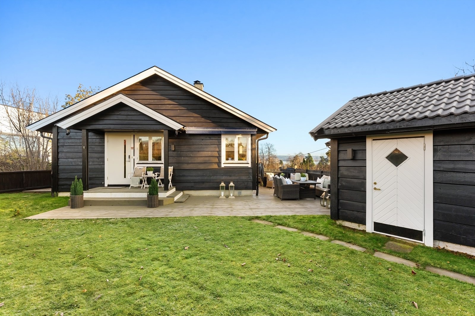 Adkomst, garasje og hage øvre nivå på tomten Galleribilde