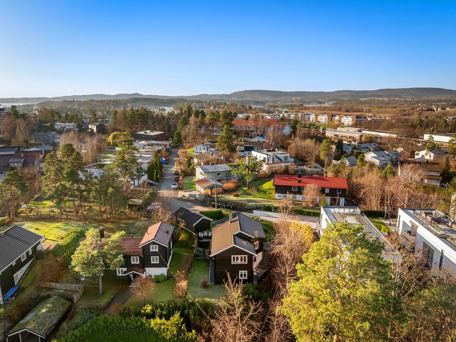 Eiendommen med Snarøya skole i bakgrunnen Galleribilde