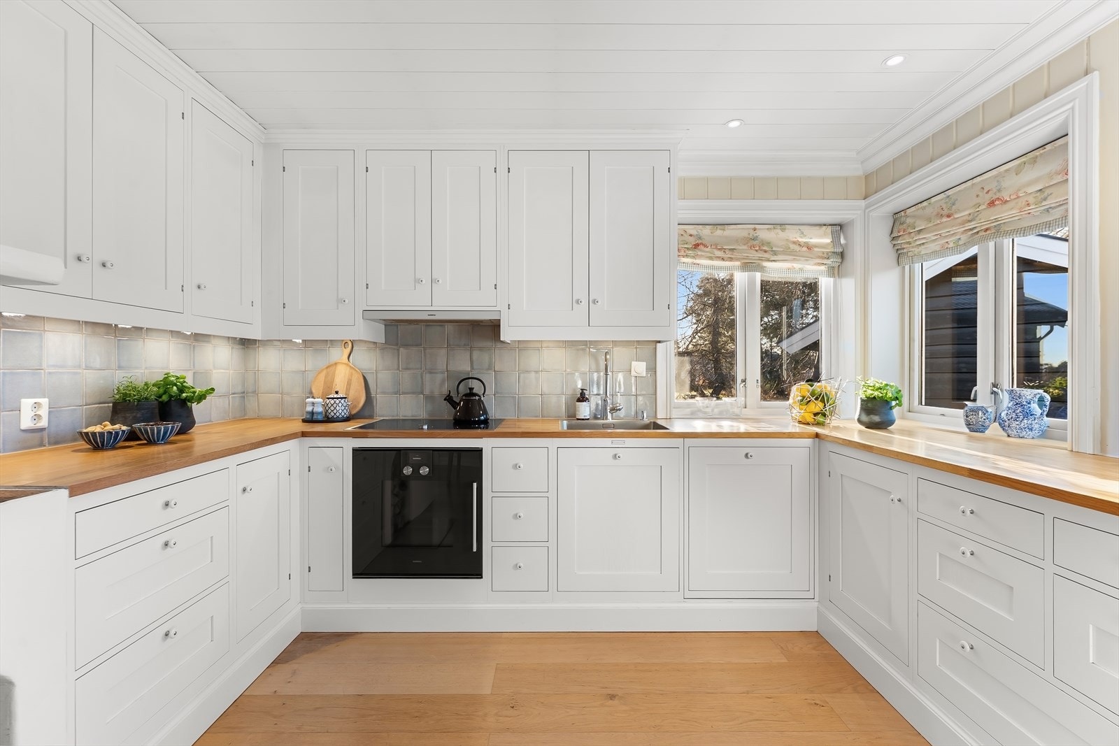 Lekker kjøkkeninnredning fra Lidhult, integrerte Gaggenau hvitevarer Galleribilde