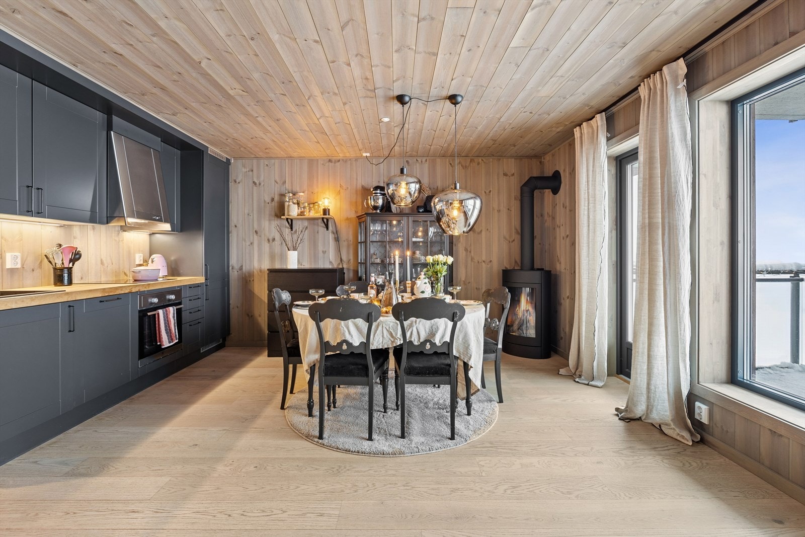 I kjøkkendelen finner du også en moderne gasspeis som i tillegg til varme skaper en god atmosfære. Galleribilde