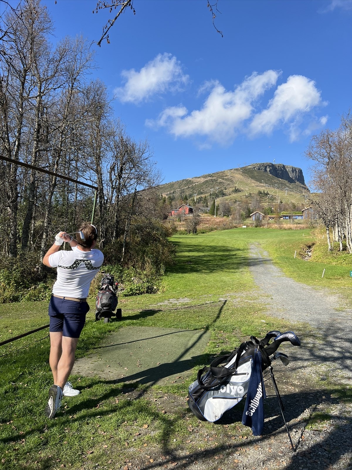Opplev golf på høyt nivå på Nordens høyest beliggende 18-hulls bane! Her kan du spille golf omgitt av storslått høyfjellsnatur! Galleribilde