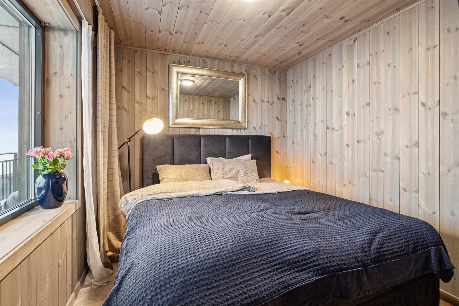 Hovedsoverommet er lyst og romslig med god plass til dobbeltseng og nattbord! Galleribilde