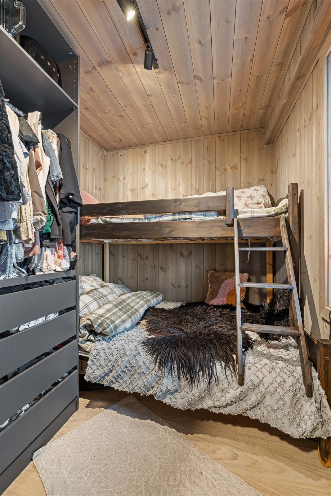 Soverom nummer to er praktisk innredet med køyeseng og garderobeskap | Perfekt som barnerom eller gjesterom! Galleribilde