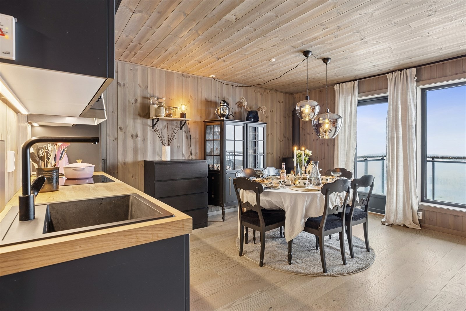 Fra kjøkkendelen er det utgang til en solrik, vestvendt balkong! Perfekt for hyggelige stunder ute. Galleribilde