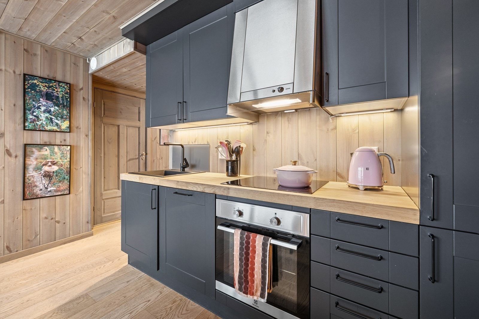 Her får du et fullt utstyrt kjøkken med integrert ovn, platetopp, kombiskap med kjøl og frys samt oppvaskmaskin. Galleribilde