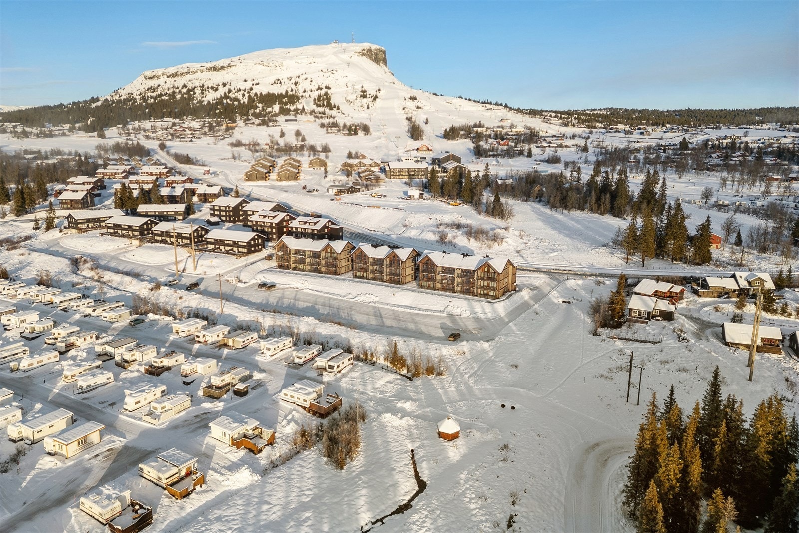 I tillegg til egen garasjeplass er det gode parkeringsmuligheter på nedsiden av bygget - ideelt for gjester. Galleribilde