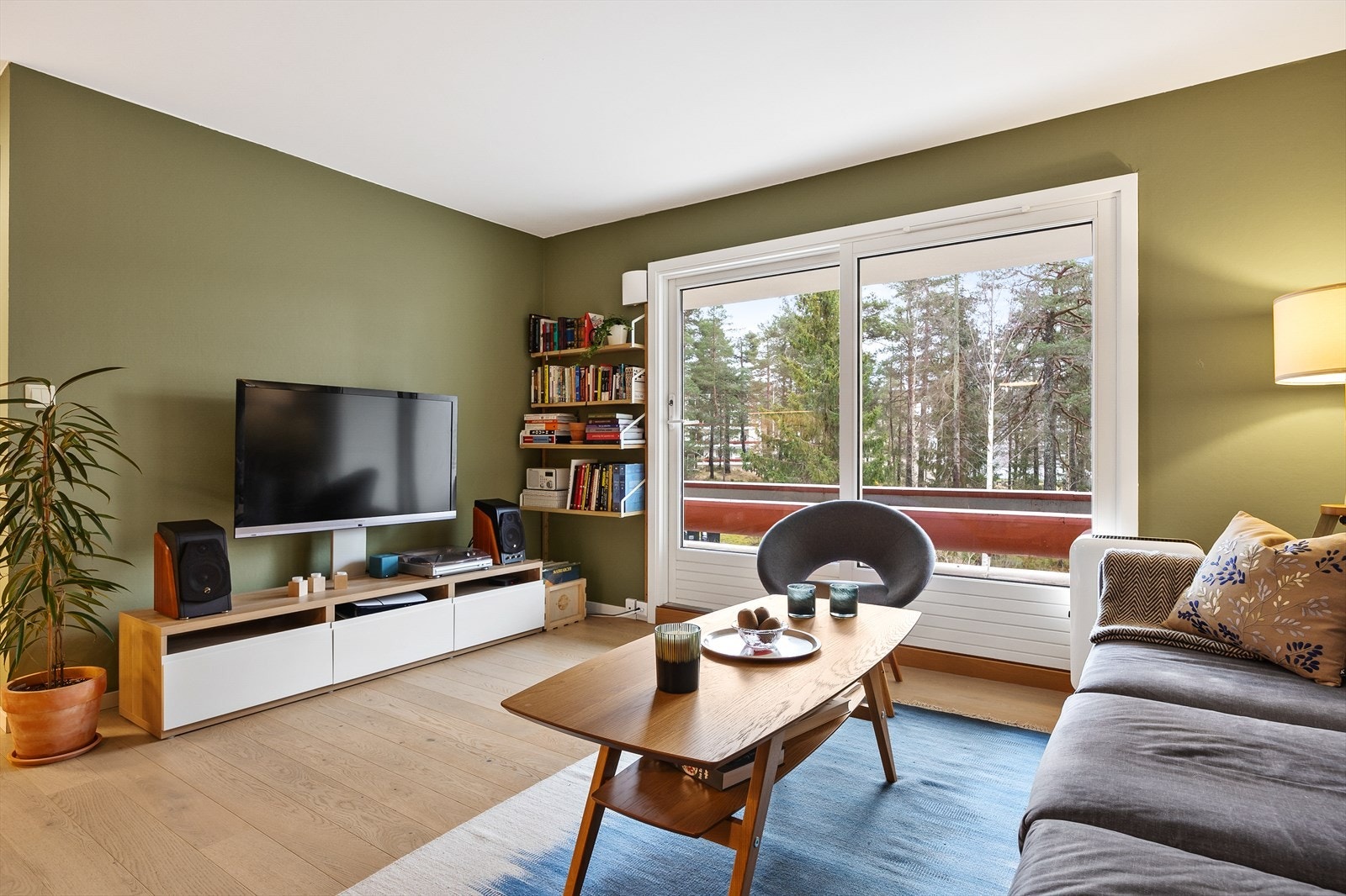 Skyvedøren fra 2008 slipper inn rikelig med lys og visker ut skillet mellom inne og ute. Galleribilde