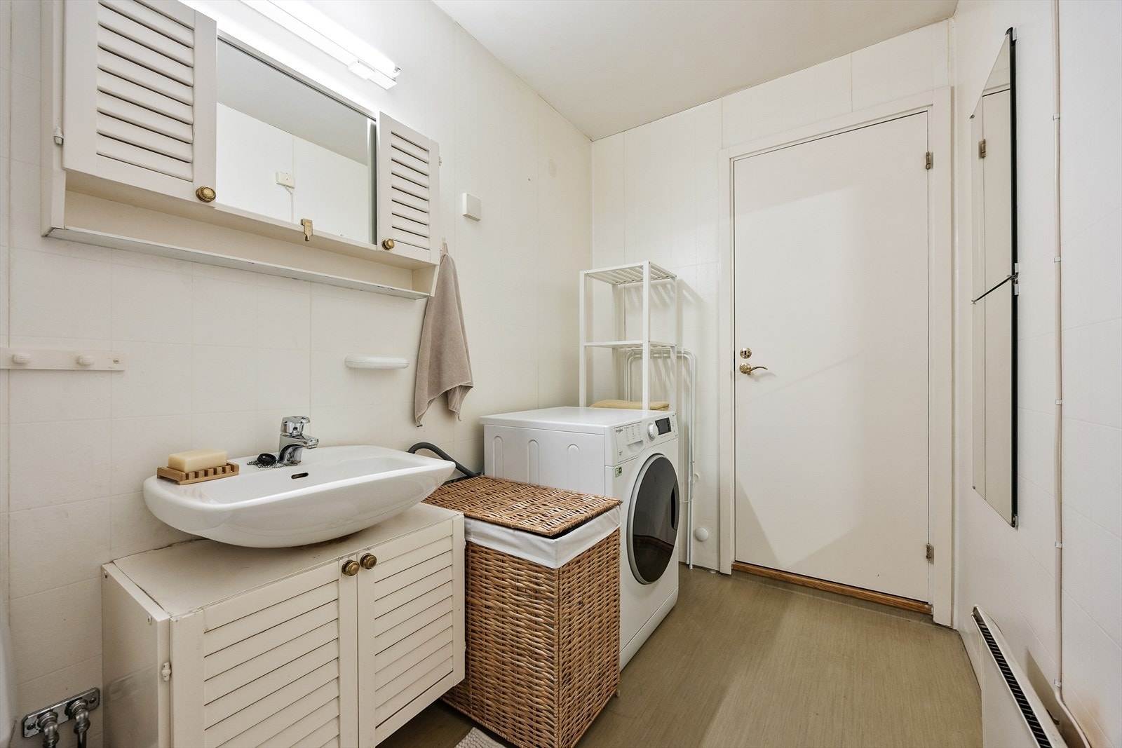 Her er det plass til både vaskemaskin og oppbevaringsløsninger. Galleribilde