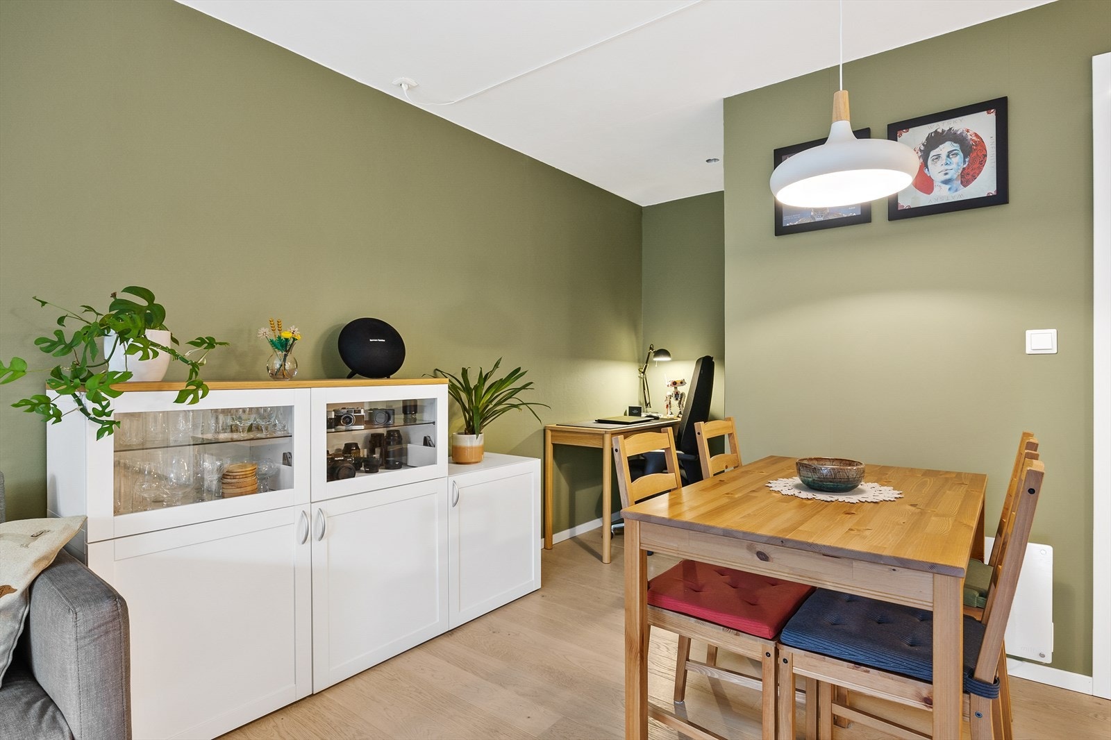 I tilknytning til kjøkkenet er det en naturlig plass for spisebord. Galleribilde