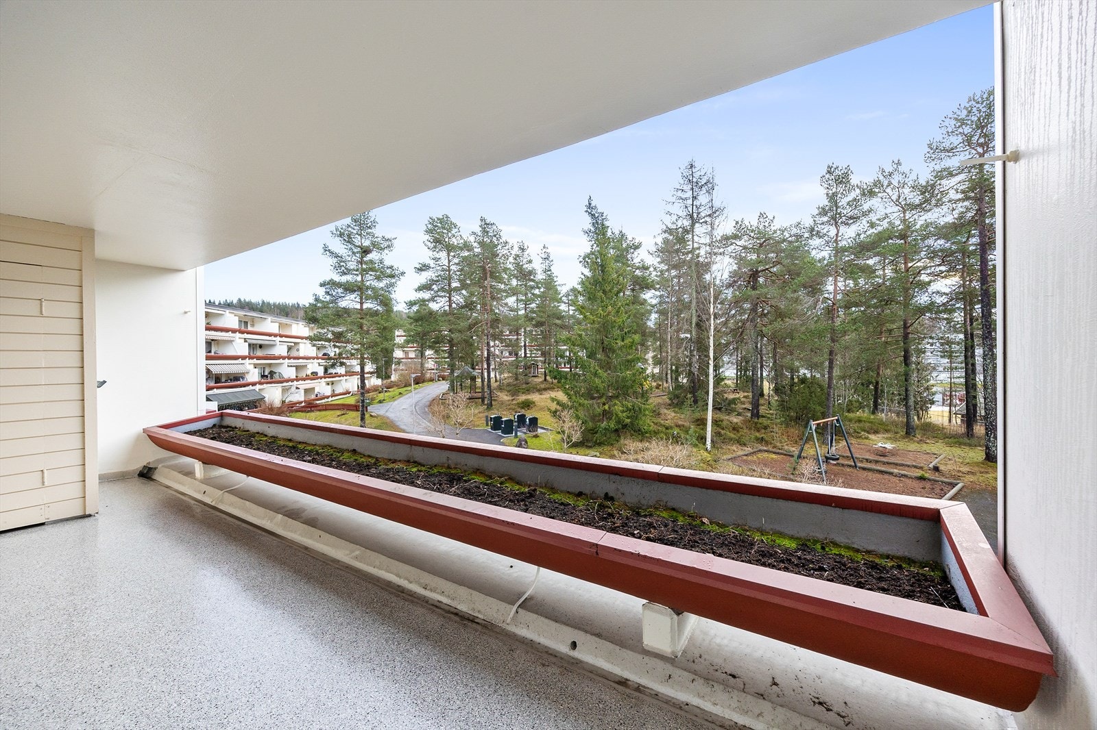 Balkongen er delvis overbygget, noe som gir ly for vær og vind. Galleribilde