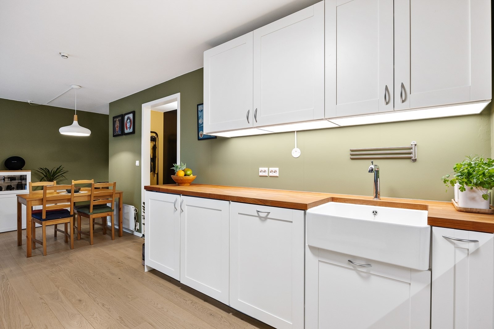 Den underlimte porselenskummen er en klassisk og funksjonell detalj. Galleribilde