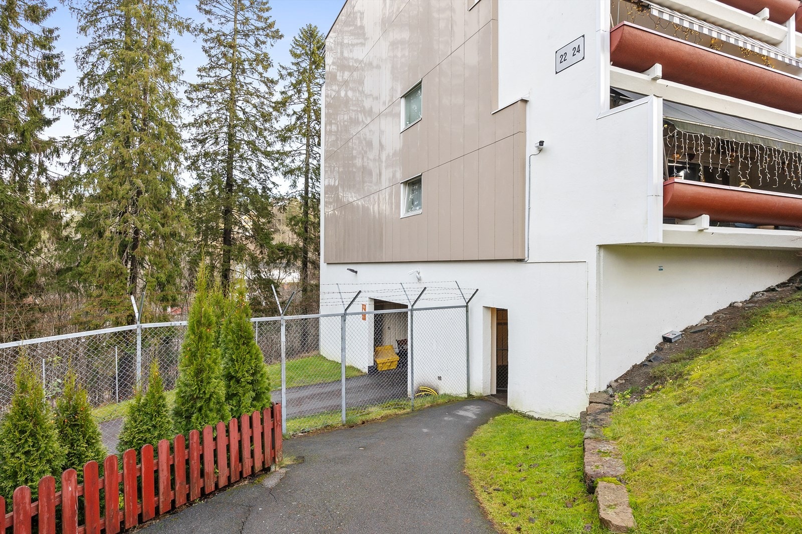 Det medfølger en egen garasjeplass i felles, lukket anlegg. Galleribilde