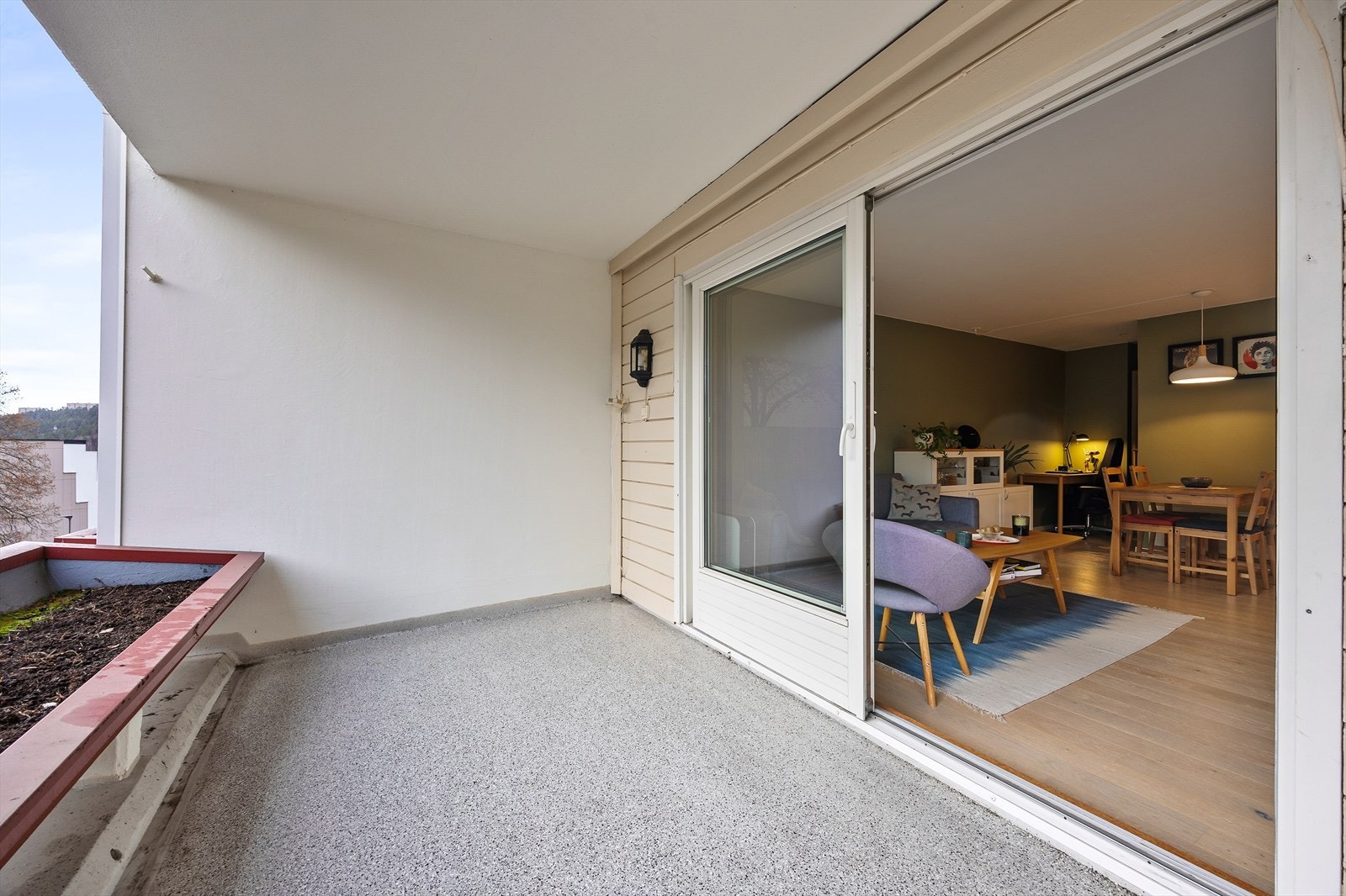 Den brede skyvedøren gir en sømløs overgang mellom stuen og uteplassen. Galleribilde