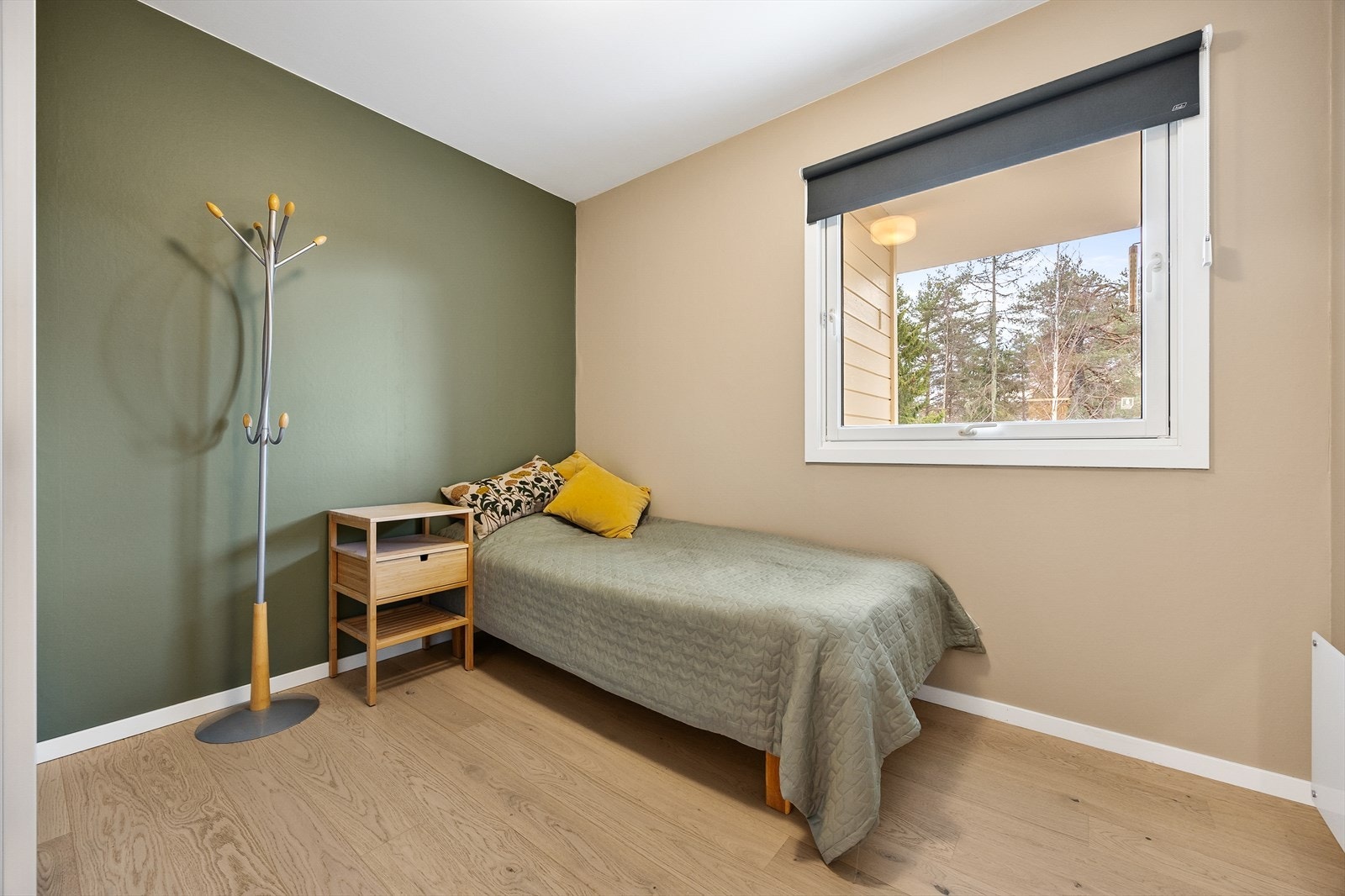 Soverommet har plass til seng og nattbord, med samme enstavs eikeparkett som i stuen. Galleribilde