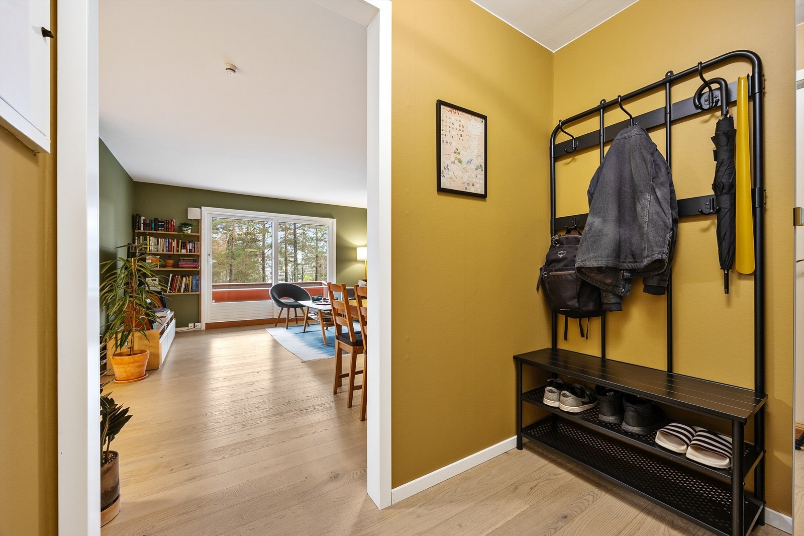 Fra den innbydende entréen ledes du videre inn i leilighetens oppholdsrom. Galleribilde