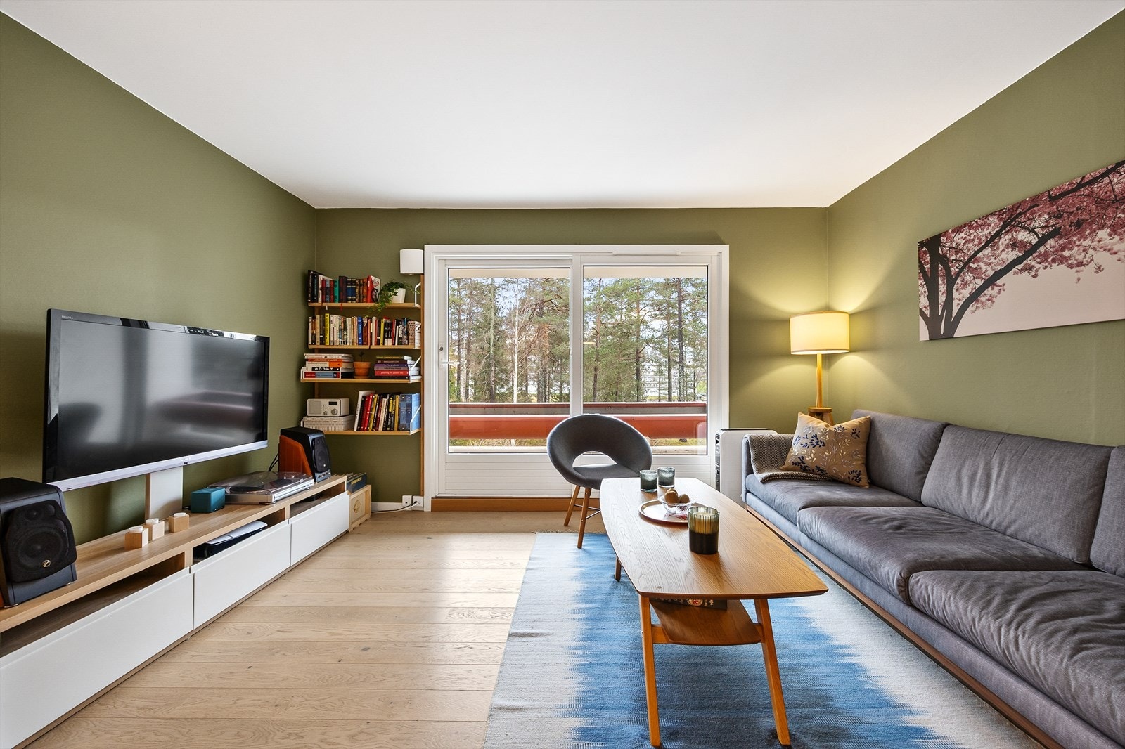 Rommet er lett å møblere med plass til både sofagruppe og medieoppsett. Galleribilde