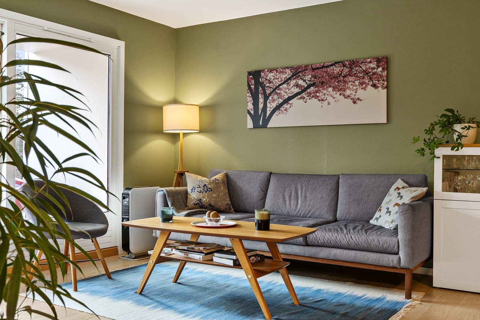 De gjennomgående materialvalgene skaper en helhetlig og rolig atmosfære. Galleribilde