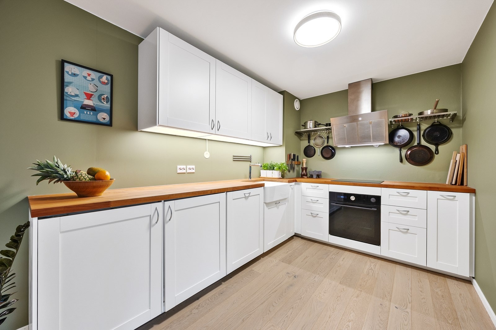 Kjøkkenet ble renovert i 2021 og har en tidløs innredning med heltre benkeplate. Galleribilde