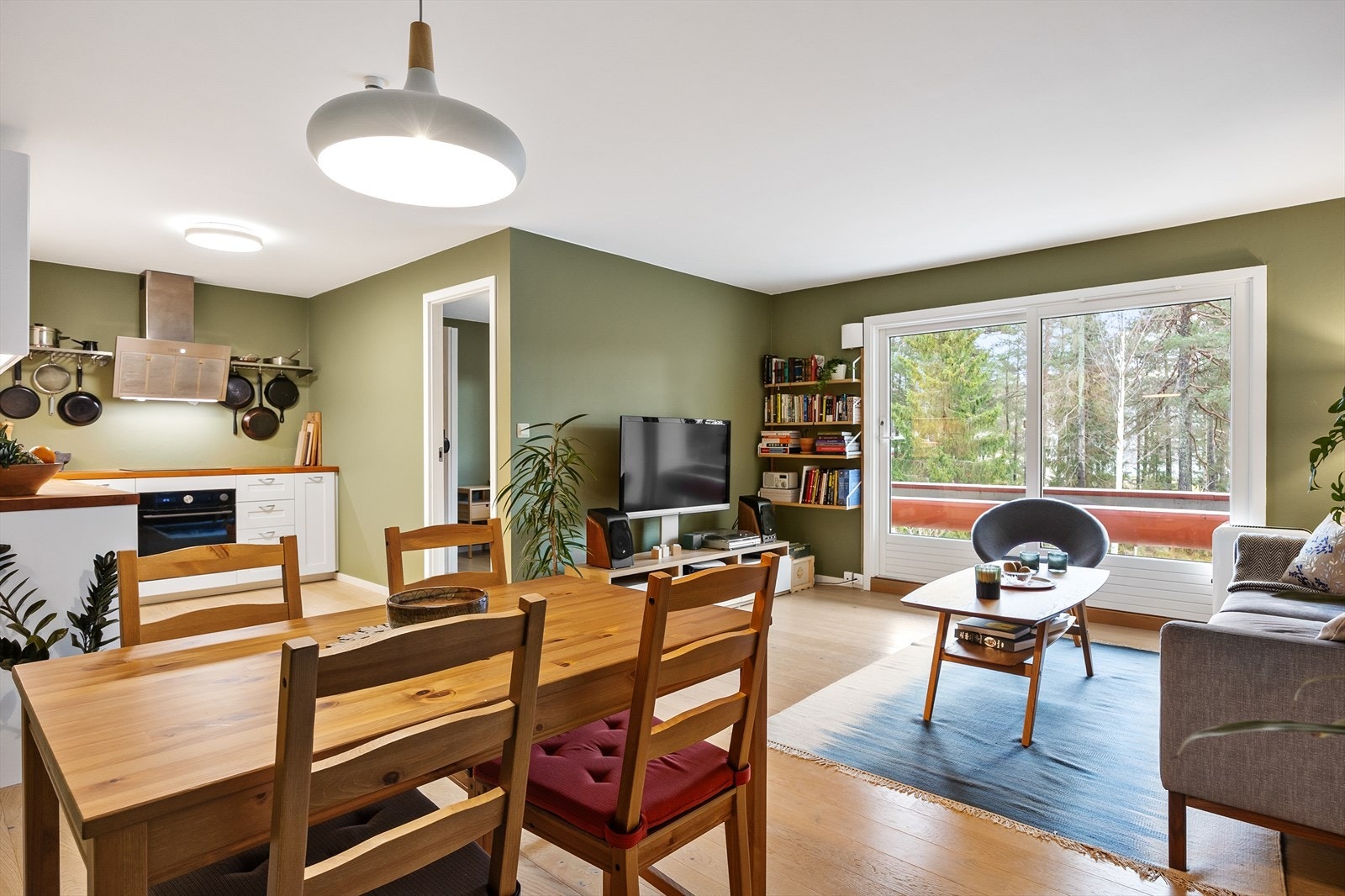 Stuen og kjøkkenet danner et sosialt allrom med gjennomgående enstavs eikeparkett. Galleribilde