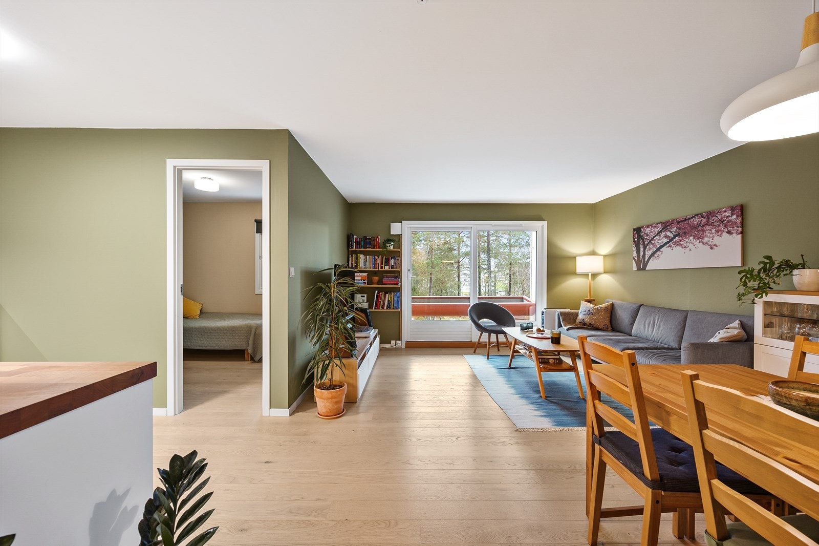 Stuen er romslig, med en takhøyde på ca. 2,38 meter og store vindusflater. Galleribilde