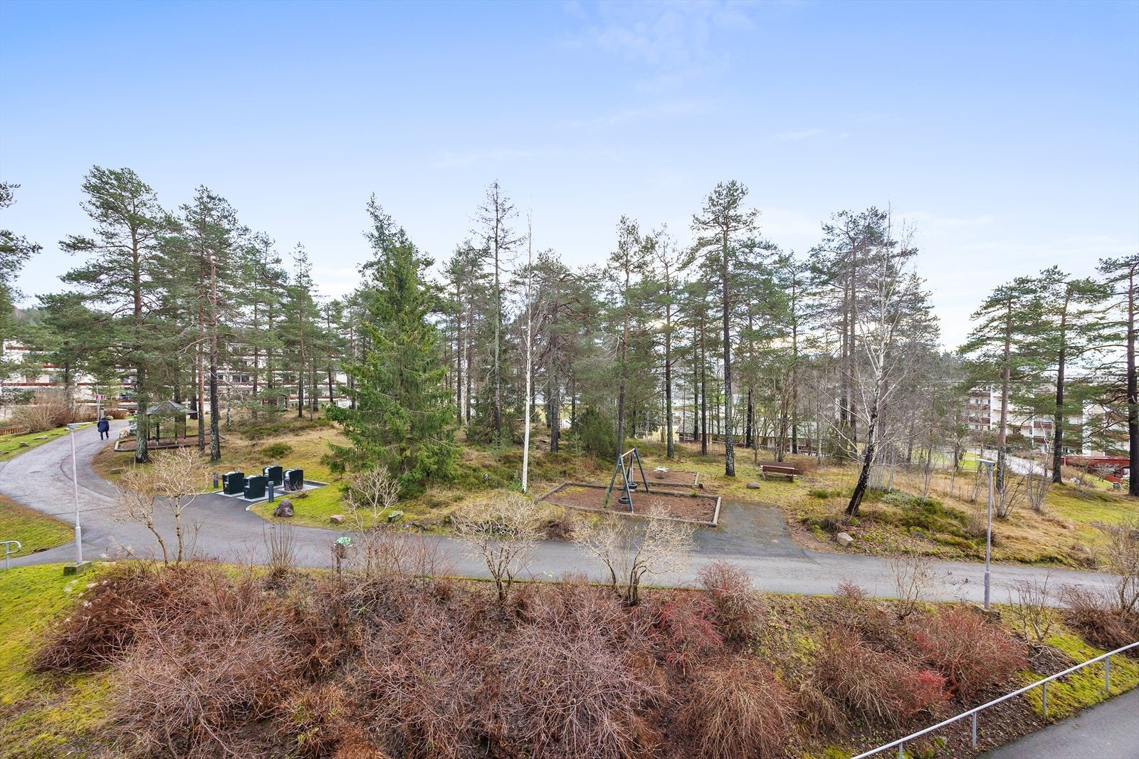 Rett utenfor døren finnes grøntområder med lekeplass og benker. Galleribilde