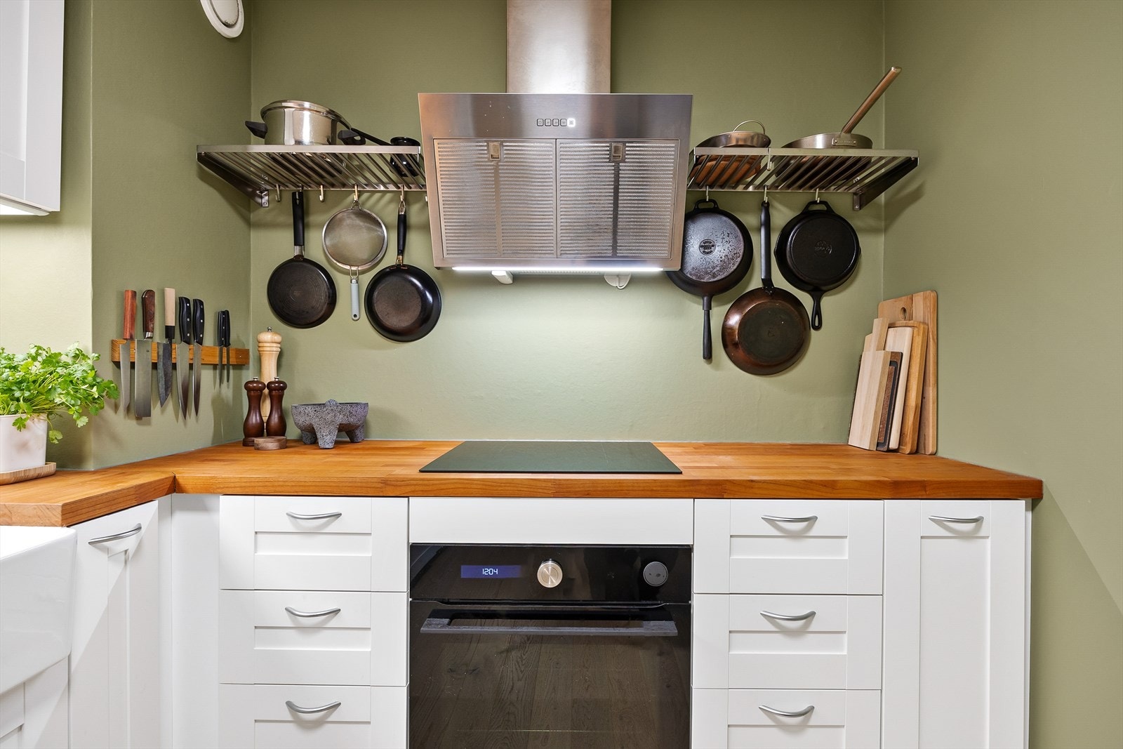 Kjøkkenet er utstyrt med integrert stekeovn, oppvaskmaskin og induksjonstopp. Galleribilde