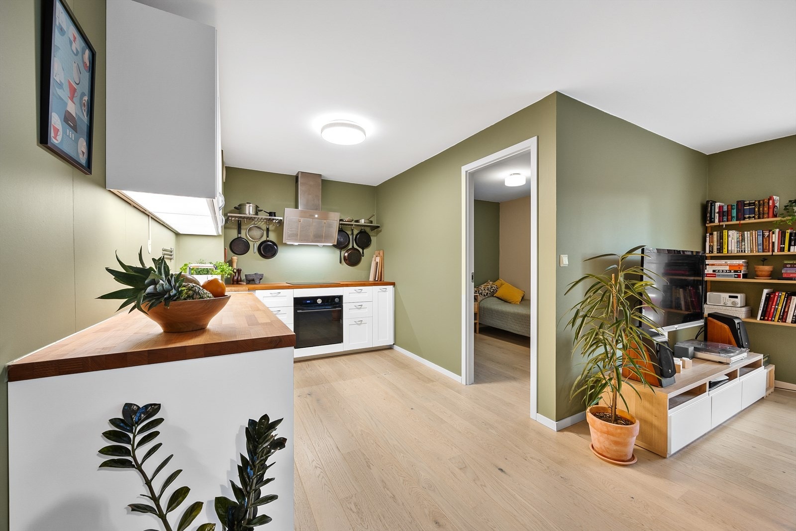 Kjøkkenet er praktisk plassert i åpen løsning mot stuen. Galleribilde