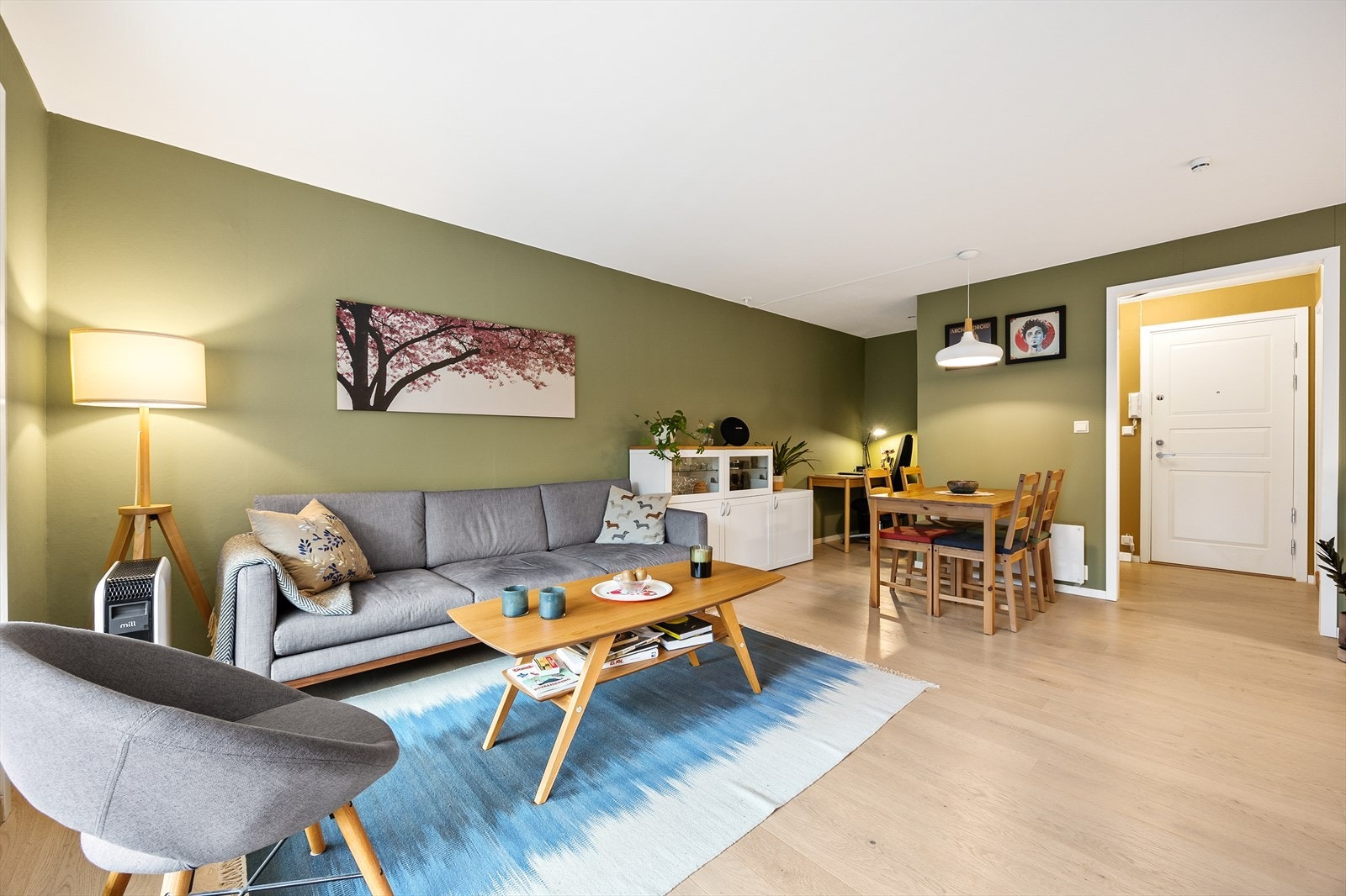 Overflatene i stuen ble fornyet i 2020, med malte vegger og enstavs eikeparkett. Galleribilde