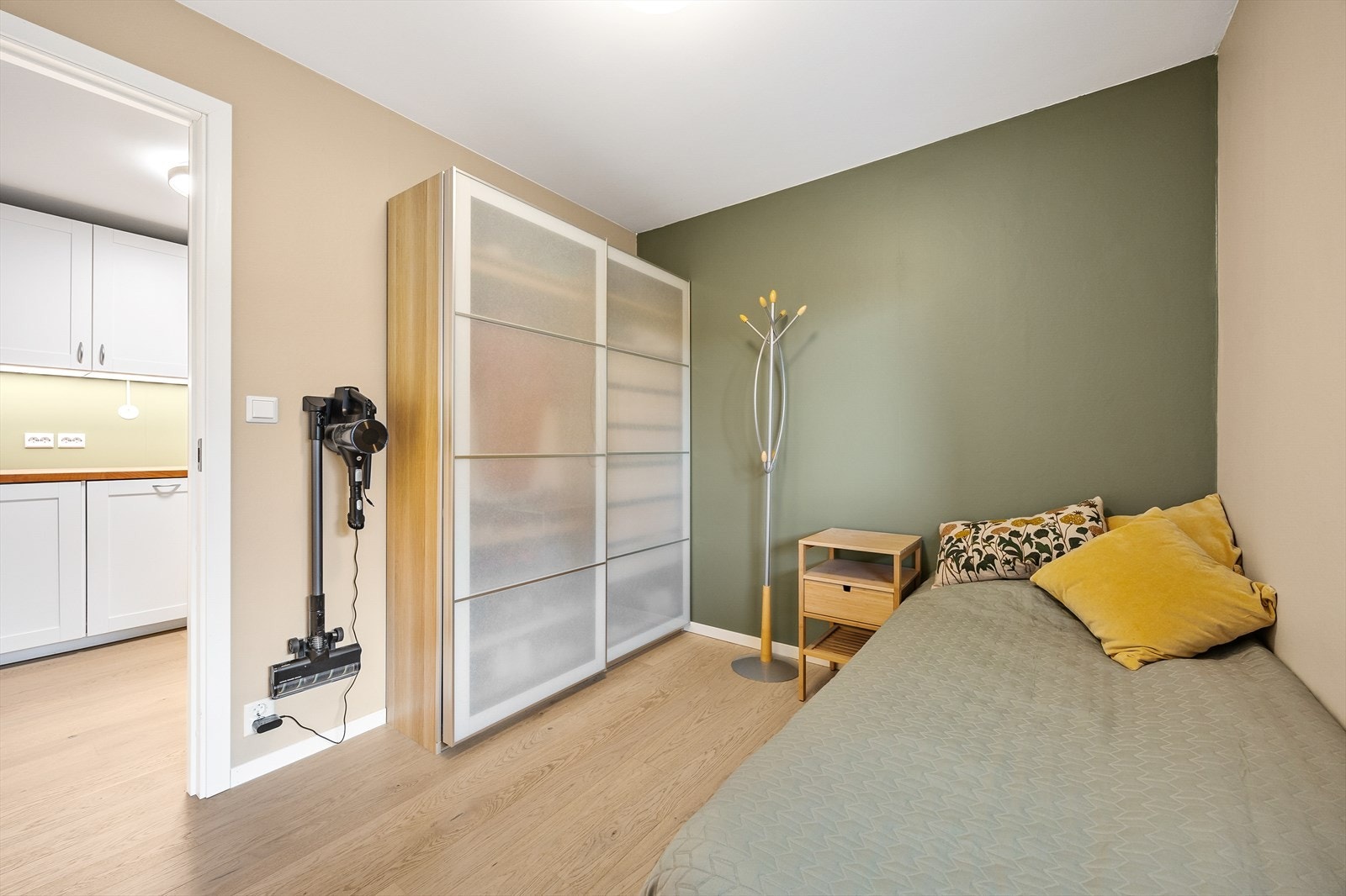 Romslige skyvedørsgarderober med frostet glass gir rikelig med oppbevaringsplass. Galleribilde