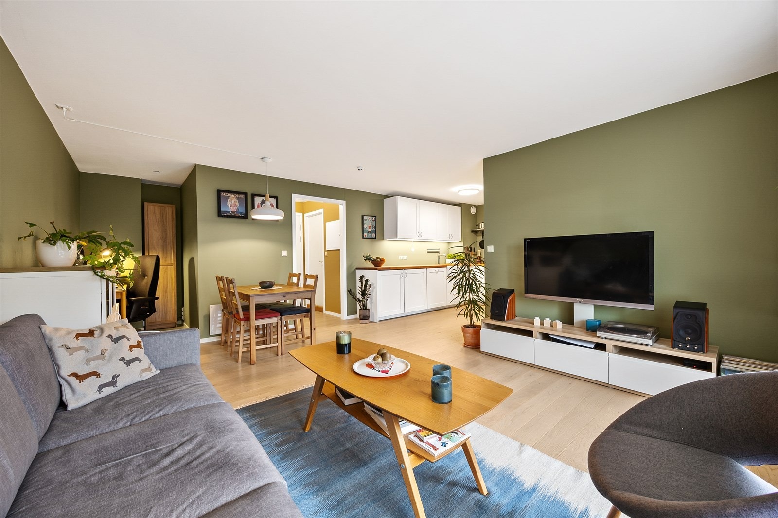 En tidligere bod er integrert i stuen, noe som gir ekstra plass og en praktisk kontorkrok. Galleribilde