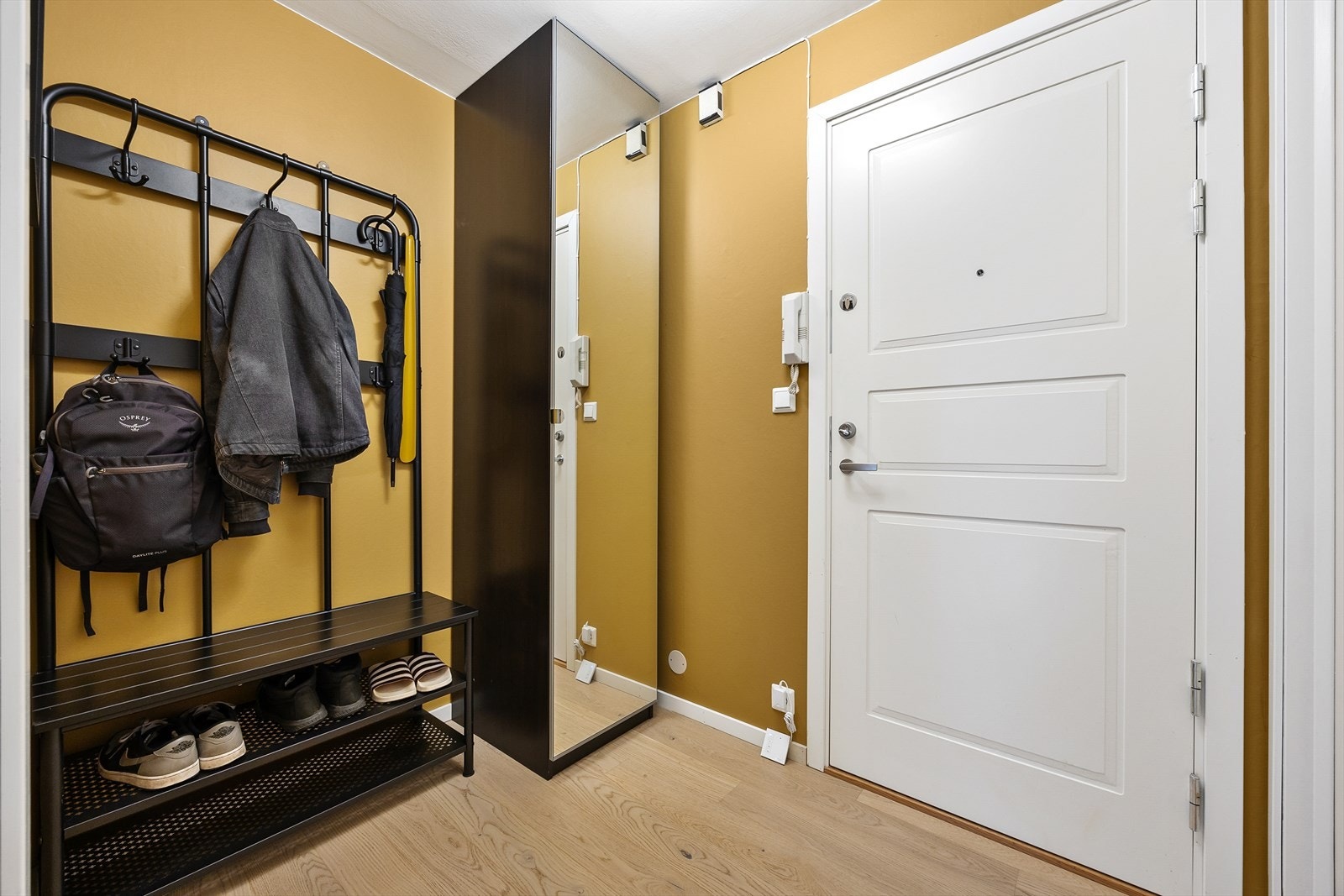 Entrédøren er brann- og lydklassifisert, og det er plass til garderobeløsning. Galleribilde