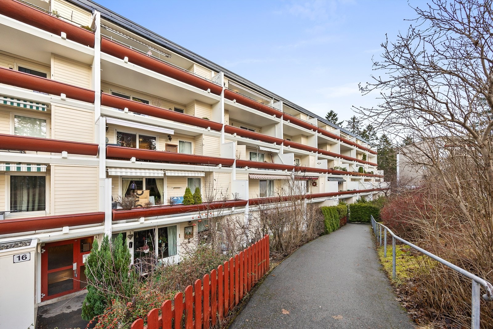 Bygget har en karakteristisk terrassert arkitektur og rehabiliterte fasader. Galleribilde