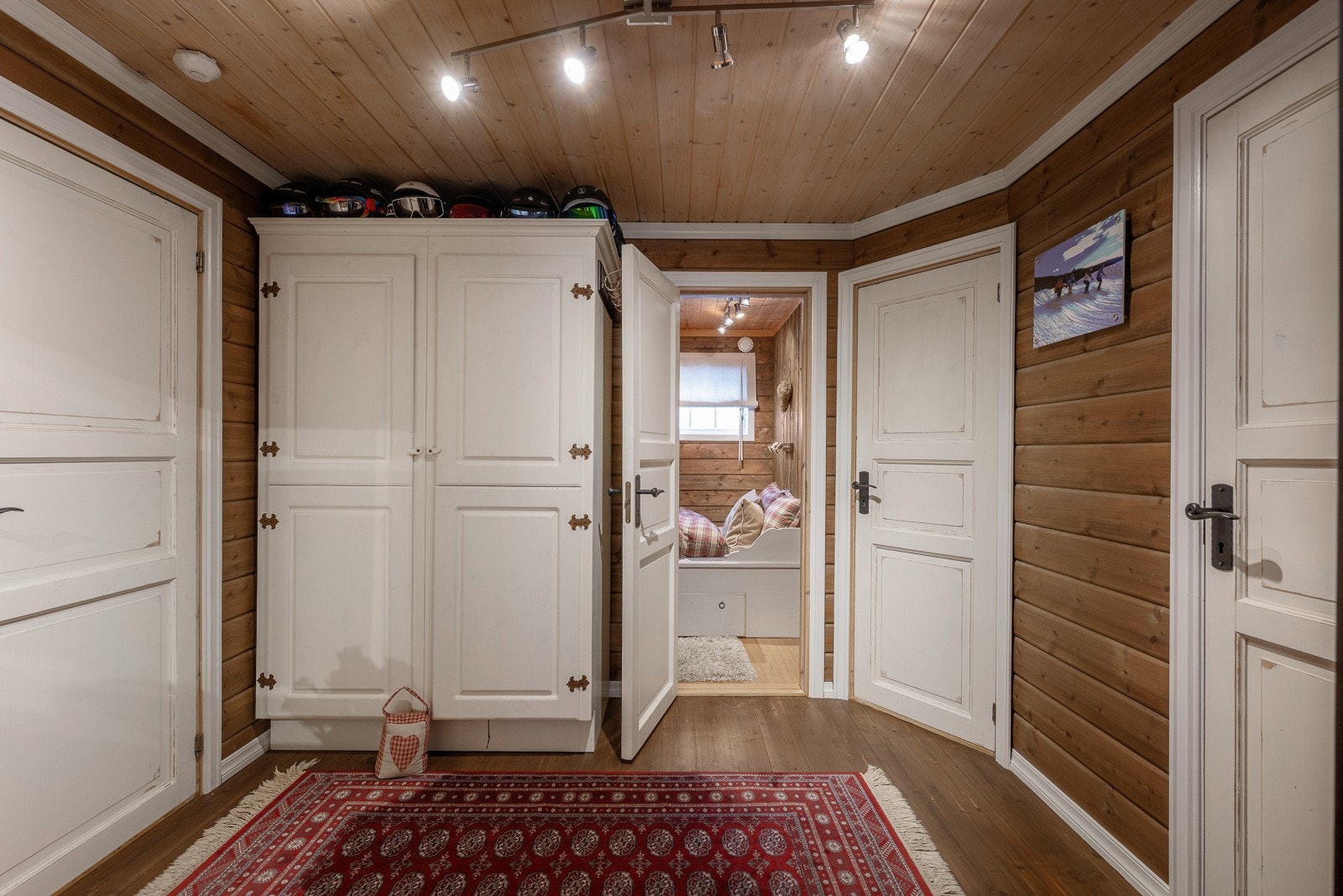 Videre inn i gangen er det garderobeskap for oppbevaring av sko og yttertøy. Galleribilde