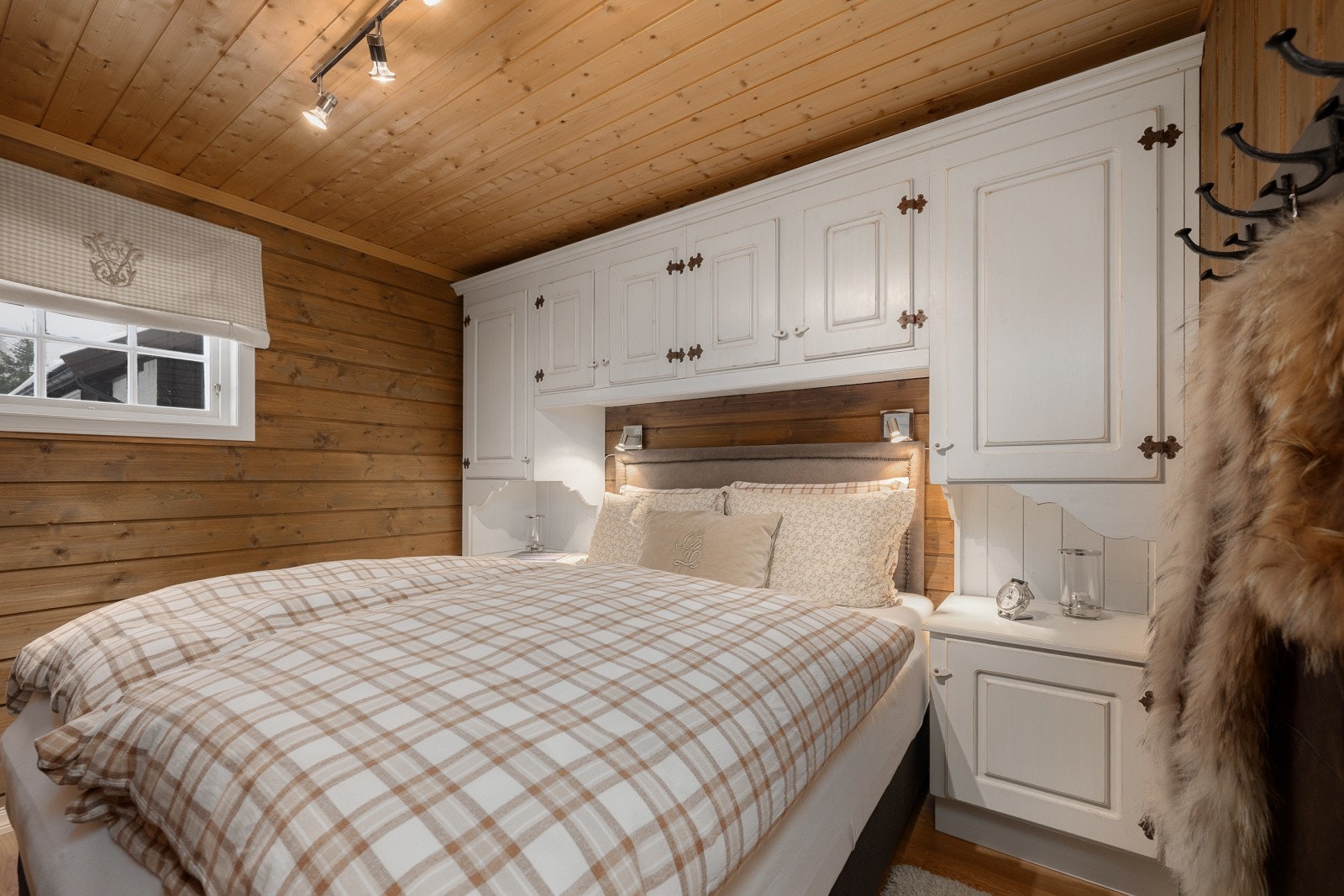 Hovedsoverommet er utstyrt med garderobeskap som utnytter plassen godt. Galleribilde