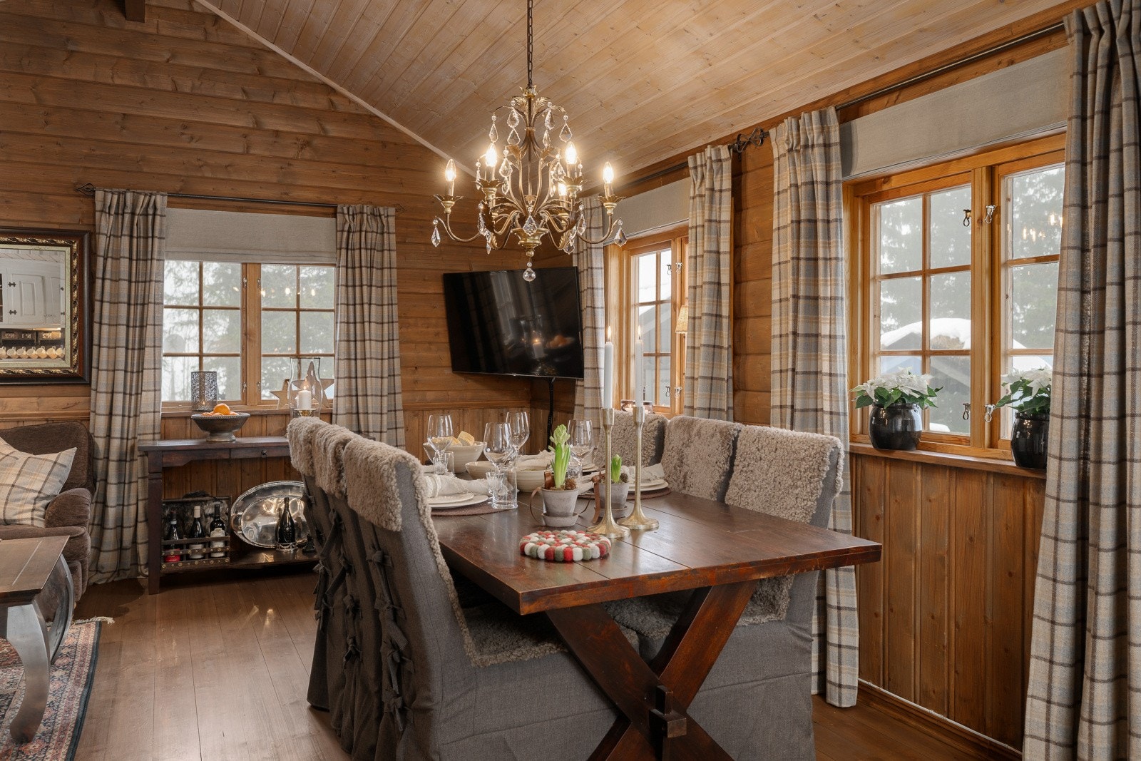 Spisegruppen kan med fordel plasseres i den naturlige sonen mellom kjøkkenet og stuen, noe som skaper en god flyt og et sosialt samlingspunkt. Galleribilde