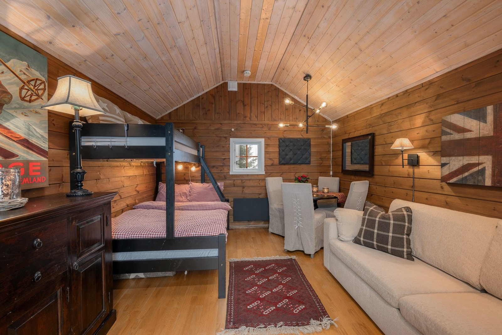 Annekset er i dag innredet som et oppholdsrom. Se punkt ferdigattest for lovlighet. Galleribilde