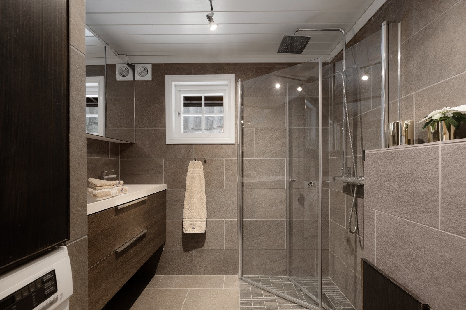 Badet ble pusset opp i 2016 og har flislagt gulv med gulvvarme, samt en kombinasjon av fliser og panel på veggene. Galleribilde