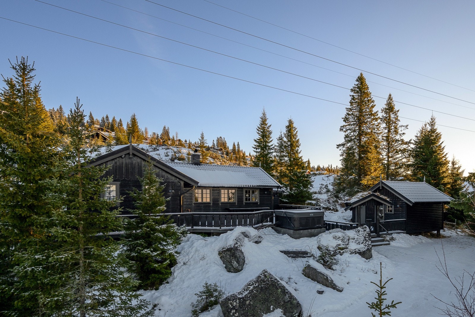 Gruvevegen 37 er en sjarmerende og velholdt hytte meg eget aneks - attraktiv beliggenhet i den øvre delen av Hafjell Panorama. Galleribilde