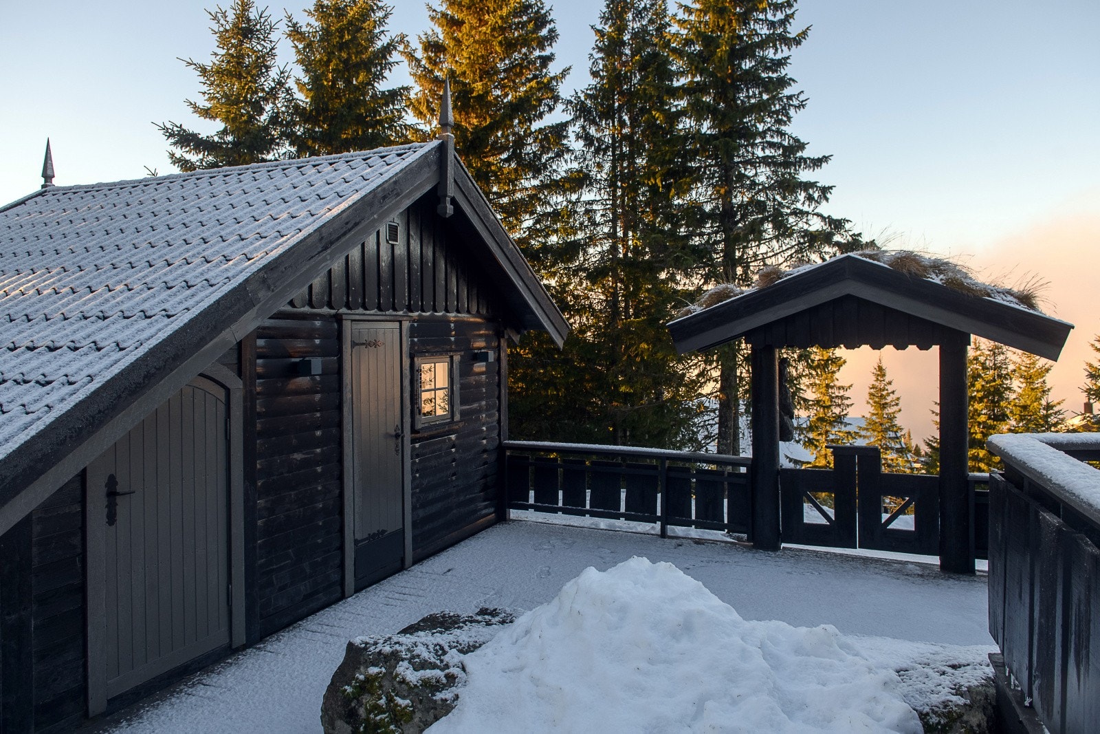 Hytta og annekset henger sammen med platting. Annekset er på 14 kvm. I tillegg har eiendommen en utvendig bod på 4 kvm. Galleribilde