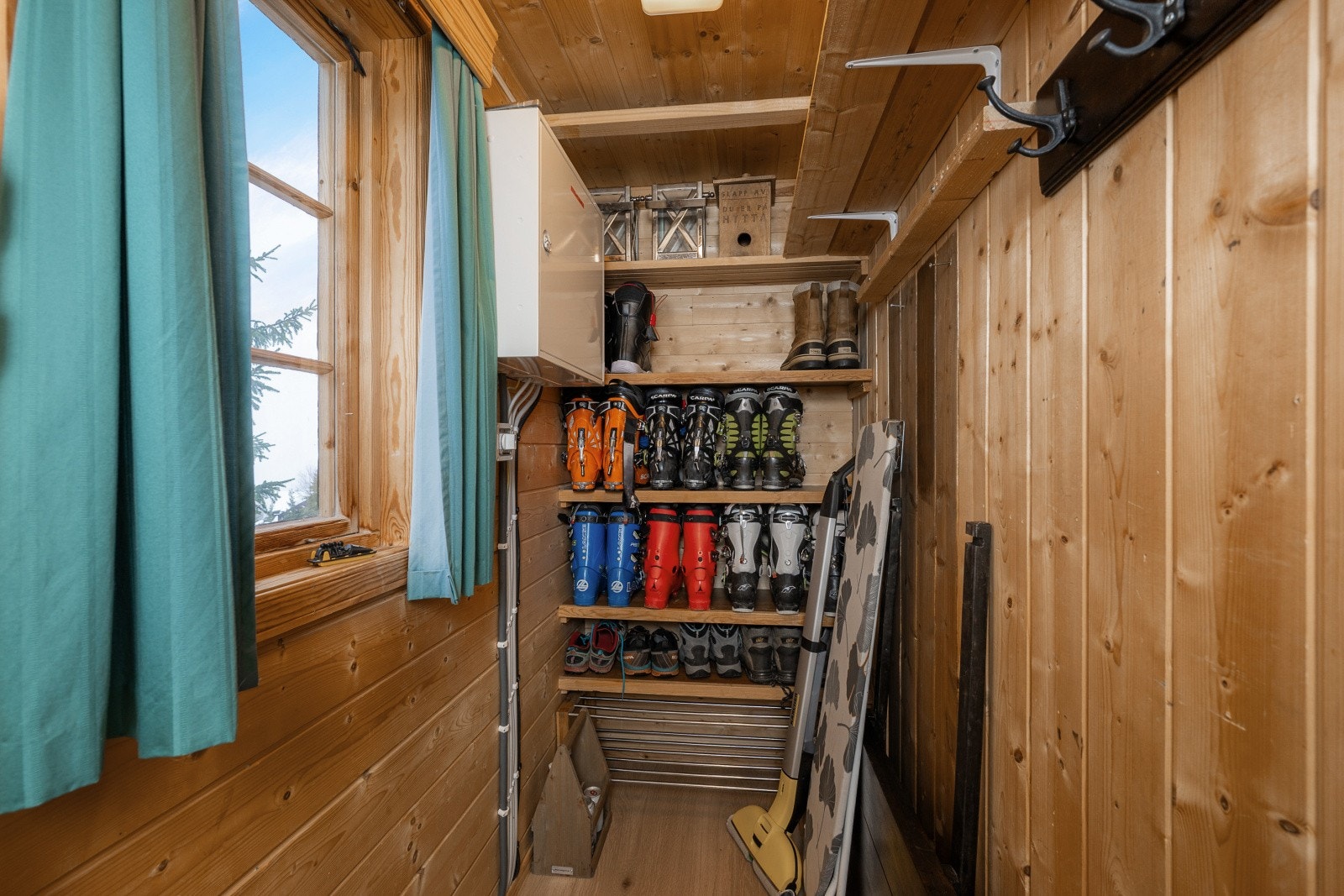 Bod ved gangen/inngangspartiet på hytta. Praktisk lagring. Galleribilde
