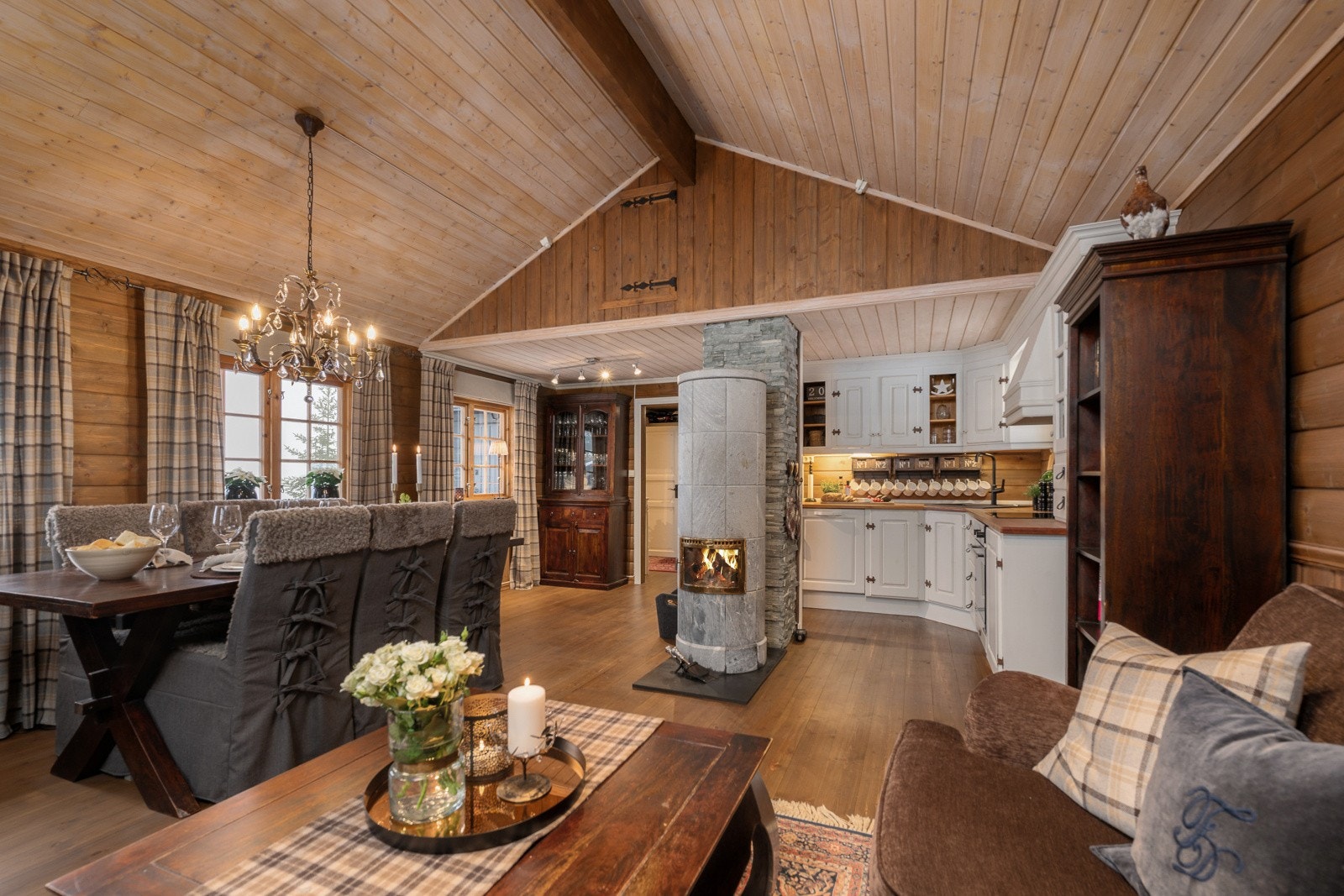 Kjøkkenet ligger i åpen og sosial løsning mot spisesonen, noe som skaper en naturlig flyt mellom matlaging og måltider. Galleribilde