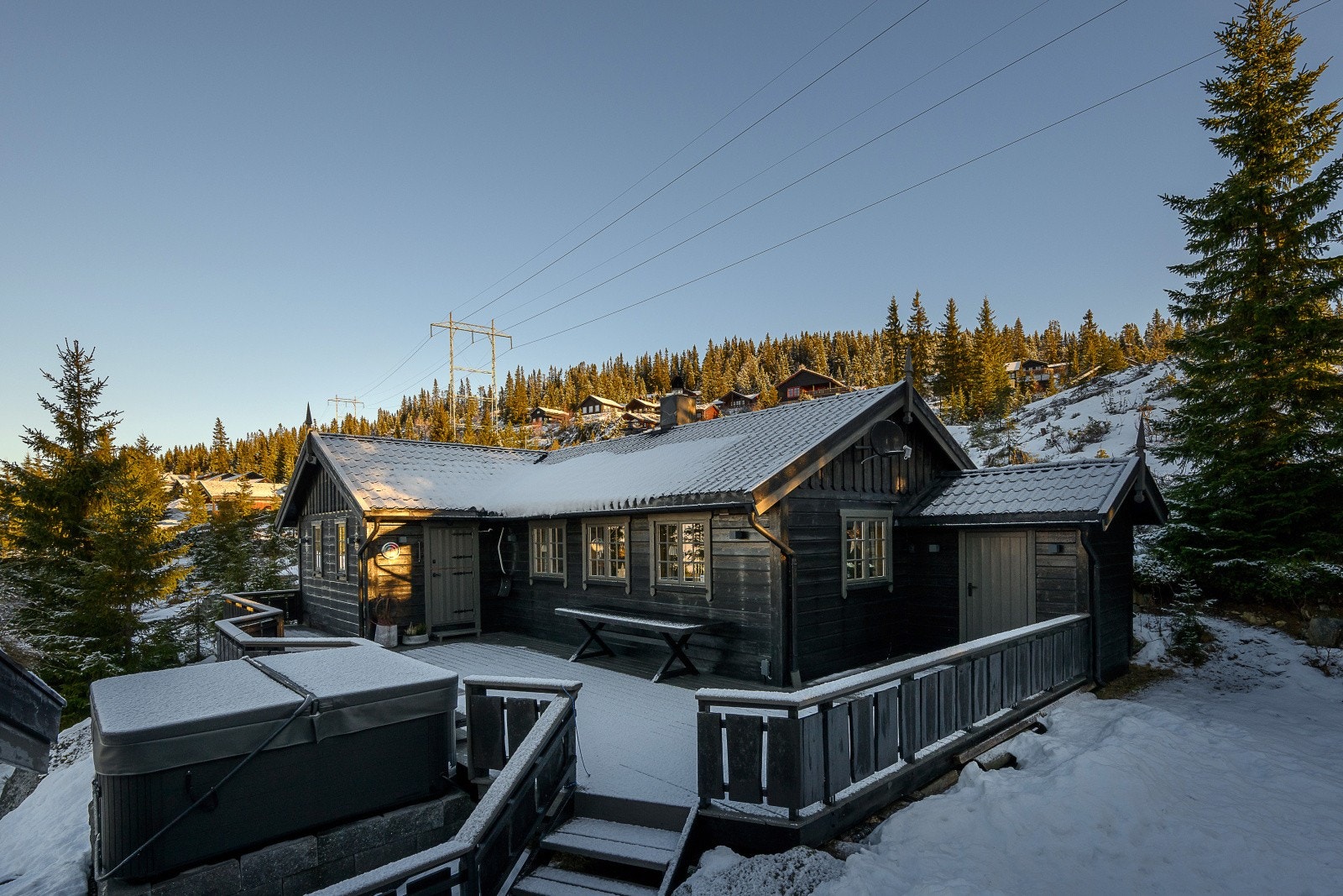 Her får du kort vei til flotte langrennsløyper, og tilfartsløype 74 passerer like ved eiendommen og gir enkel tilgang til alpinbakken. Galleribilde