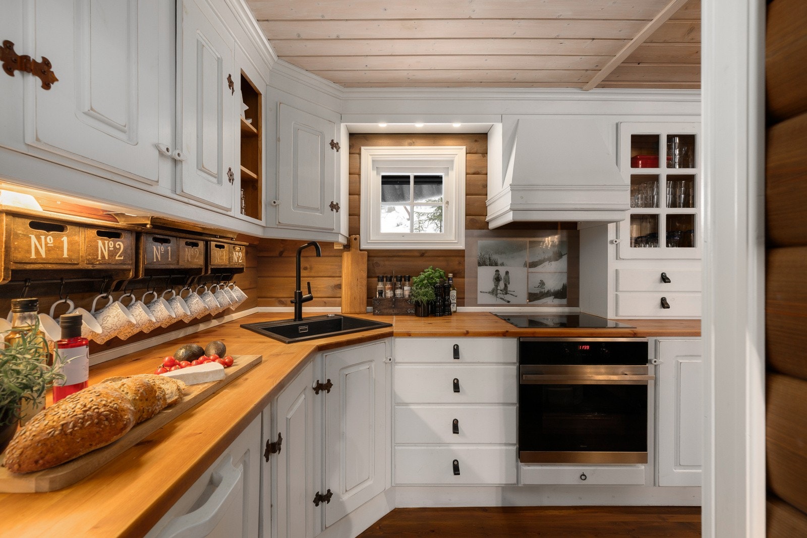 Hvitevarer som komfyr, koketopp og oppvaskmaskin er integrert i innredningen, og det er nisje for kombiskap med kjøl/frys. Det er belysning under overskap som gir gode arbeidsforhold. Galleribilde